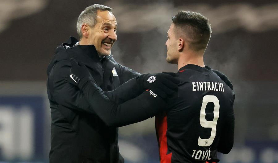 Jovic celebra con su técnico Ati Huetter