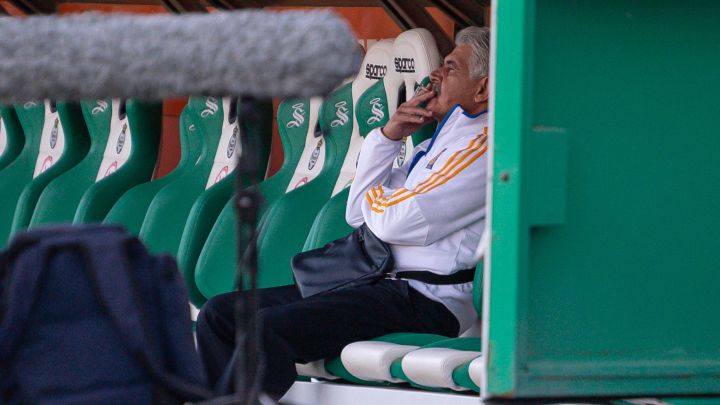 Tuca Ferretti, técnico de Tigres, fumando en TSM