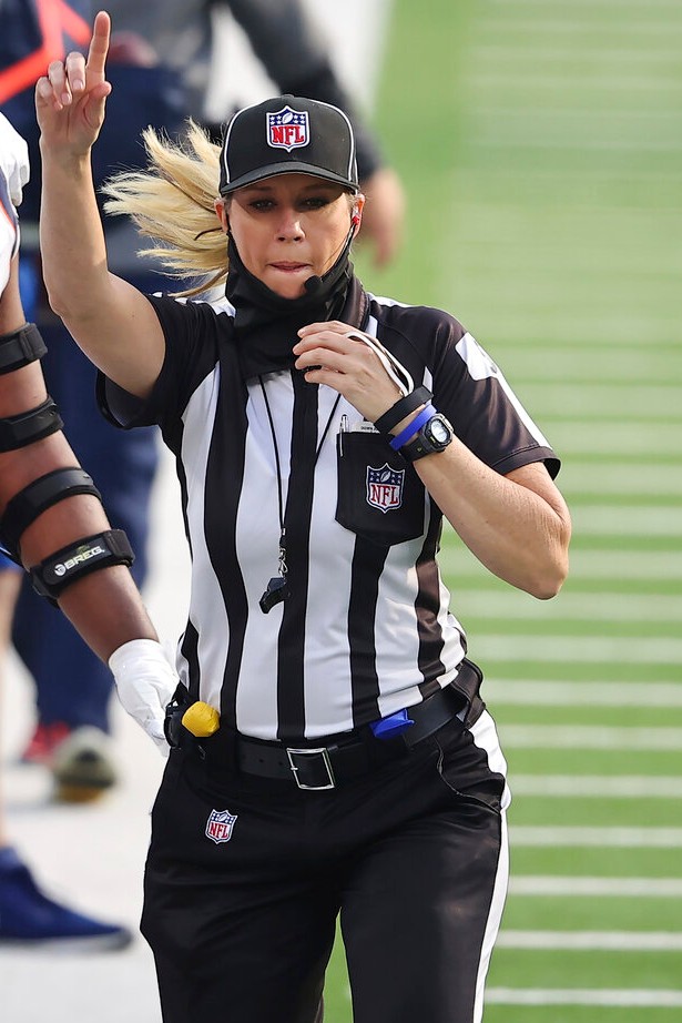 Sarah Thomas en actividad de la NFL