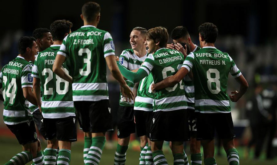 Jugadores del Sporting de Lisboa celebran el gol del triunfo
