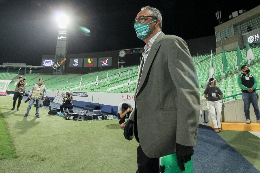 Martín Pérez en un partido con Santos Femenil