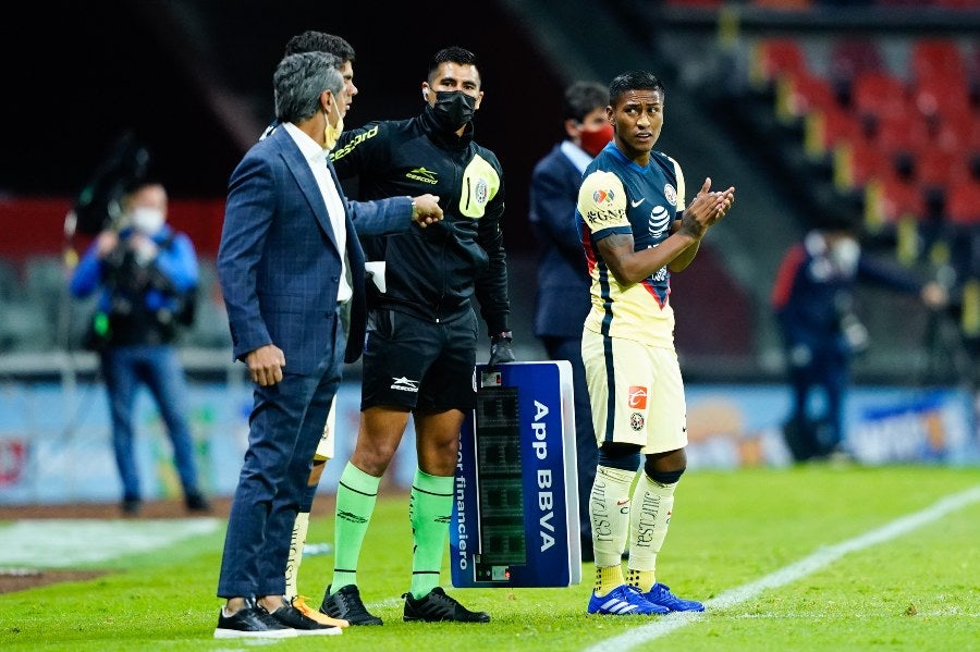 Pedro Aquino en su debut con América