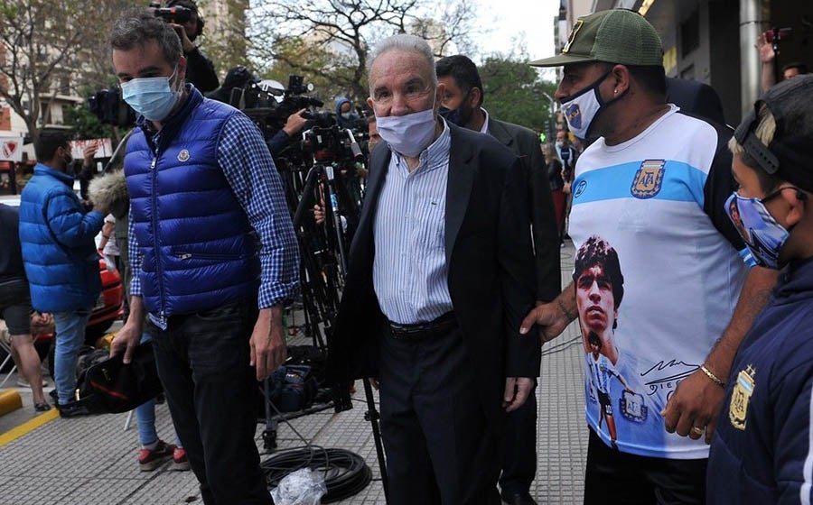 Cahe, saliendo de la clínica donde estuvo internado Maradona