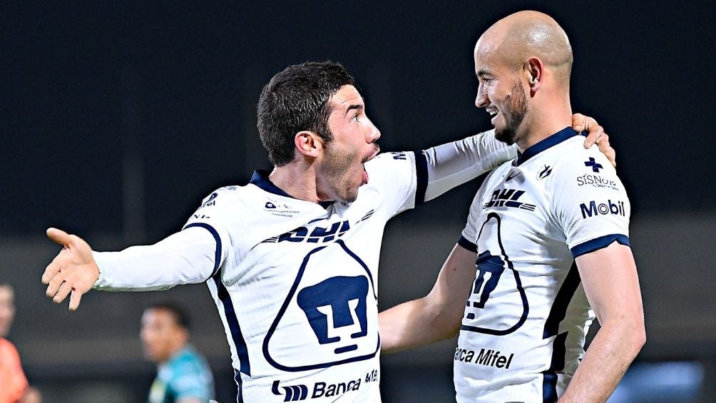 González y Vigón en un partido de Pumas 