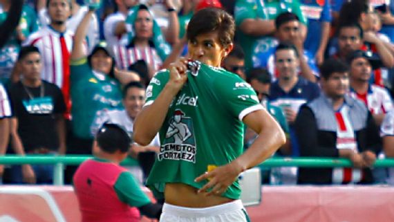 Macías besa el escudo del León tras marcar a Chivas