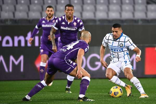 Alexis Sánchez en acción ante Fiorentina