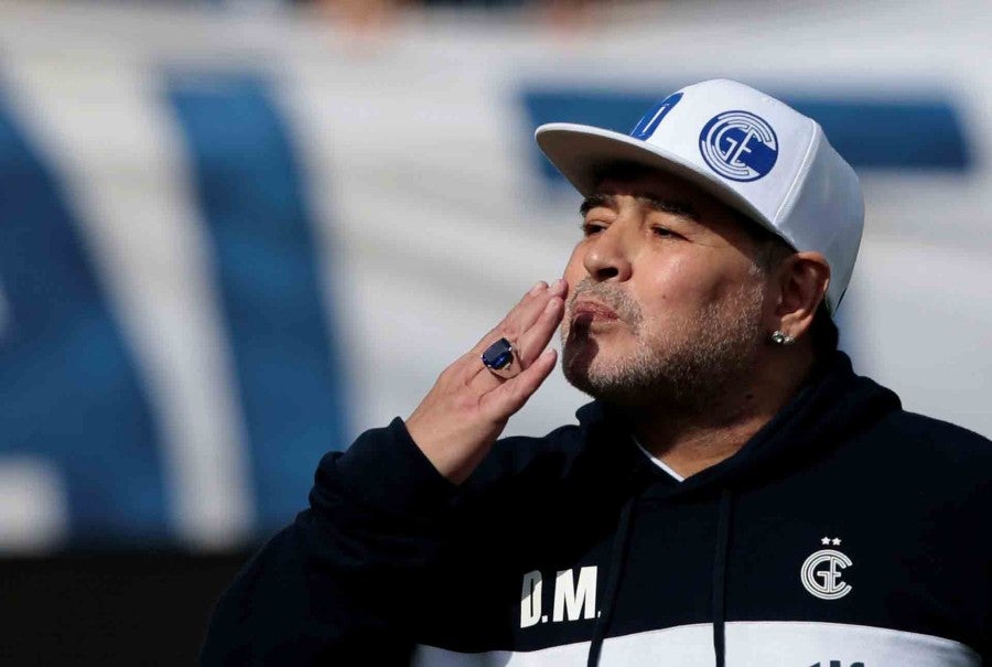 Diego Maradona durante un partido con Gimnasia y Esgrima