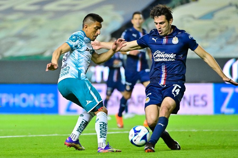 Antonio Briseño durante un partido con Chivas