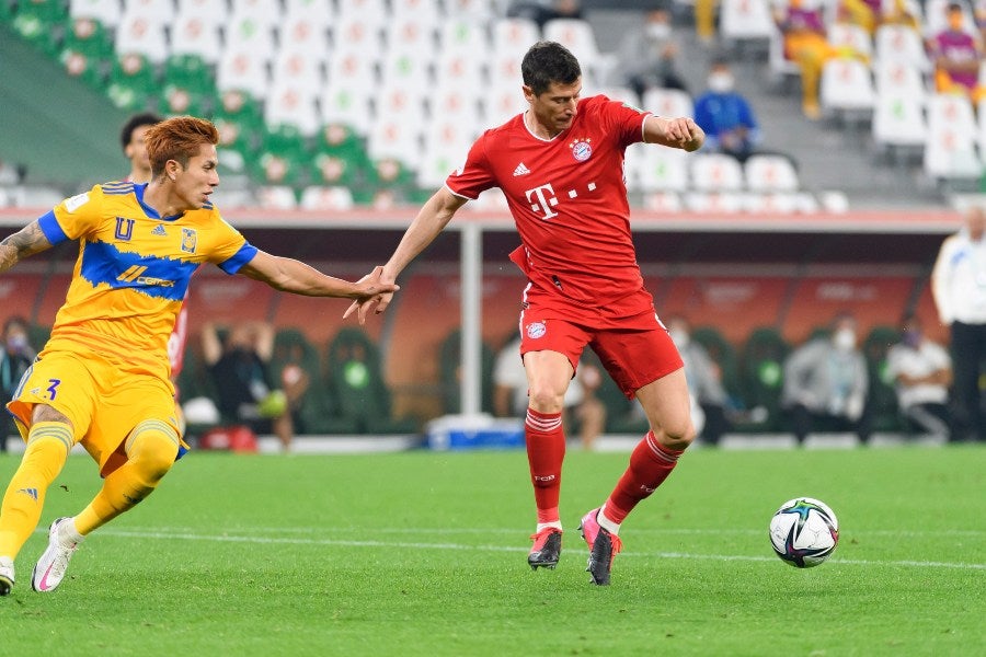 Carlos Salcedo y Robert Lewandowski en la Final del Mundial de Clubes