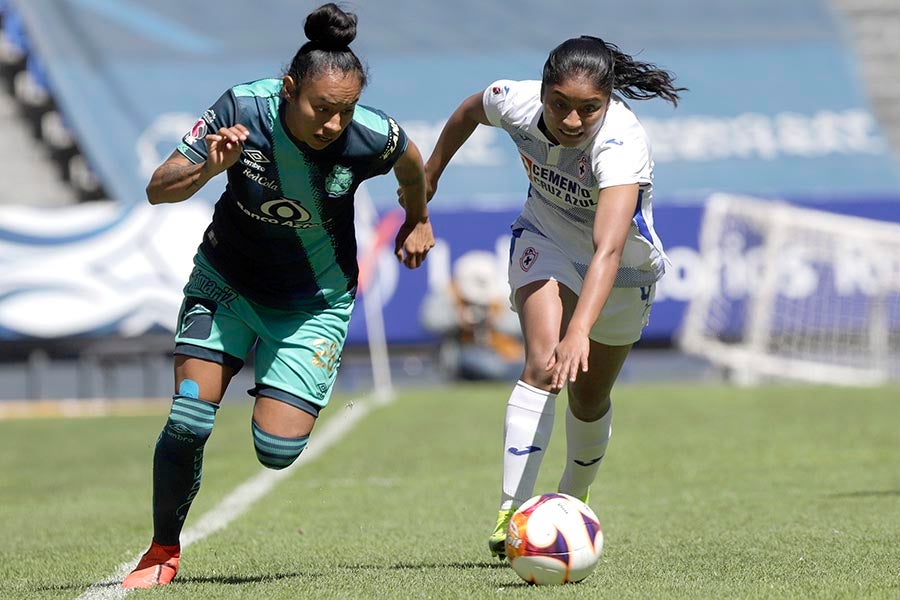 Dayana Cazares disputra el balón con Georgina Peralta