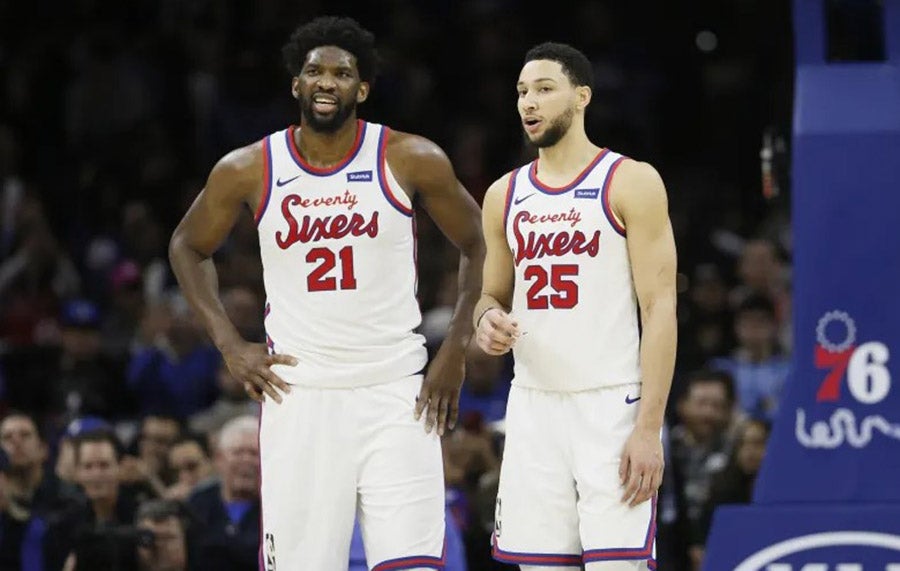 Joel Embiid y Ben Simmons en encuentro de los Philadelphia Sixers