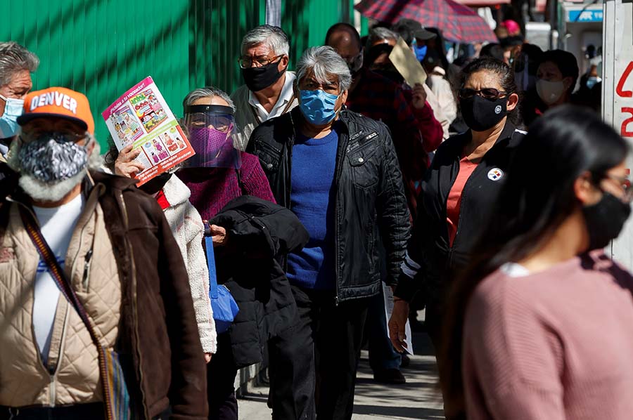 Largas filas en la Ciudad de México para recibir la vacuna contra Covid-19