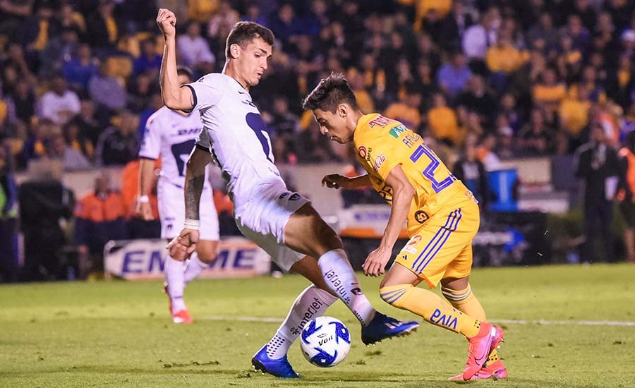 Dinenno en juego ante Tigres en el Clausura 2020, donde entró de cambio