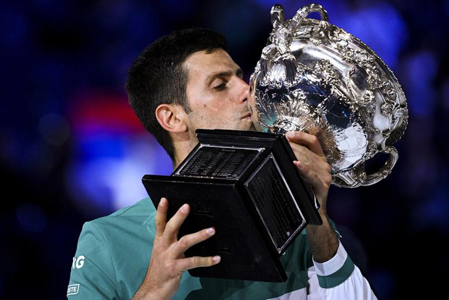 Djokovic besando el Norman Brooks Challenge Cup