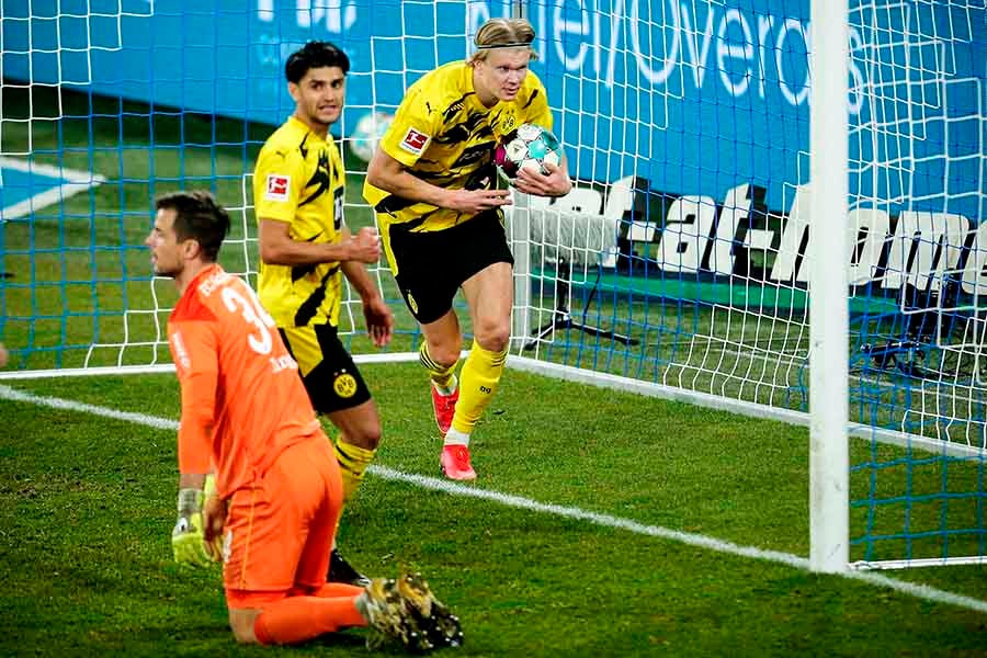 Erling Haaland al marcar uno de sus dos goles ante el Schalke 04