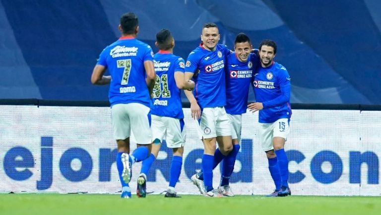 Jugadores de Cruz Azul festejan un gol