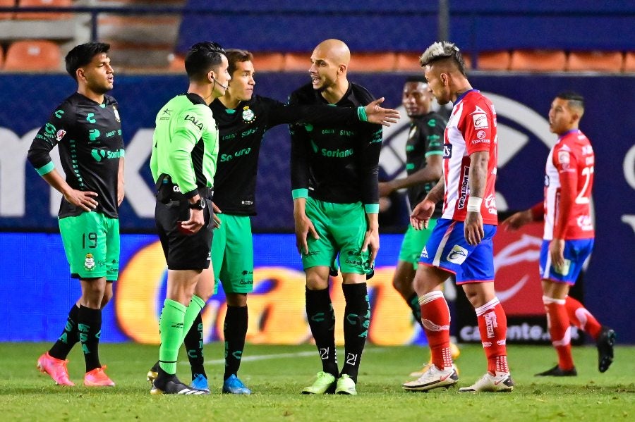 Jugadores de Santos discutiendo con el árbitro del partido