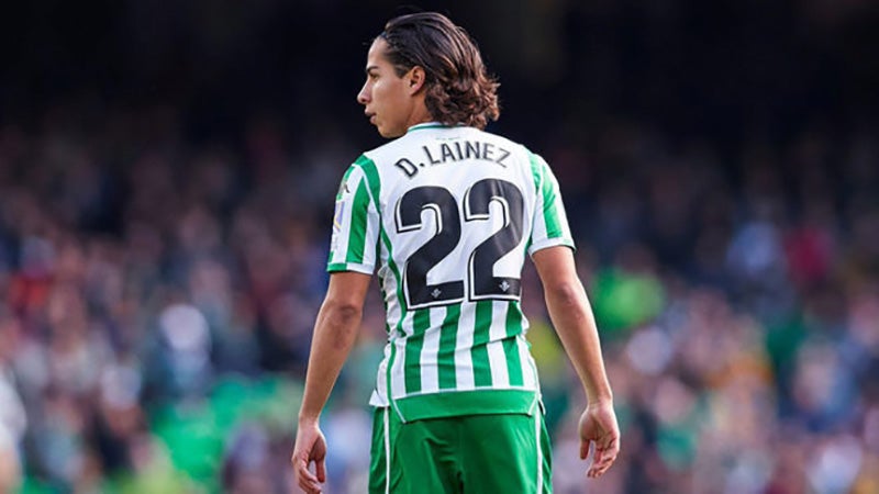 Diego Lainez durante un duelo con el Betis 