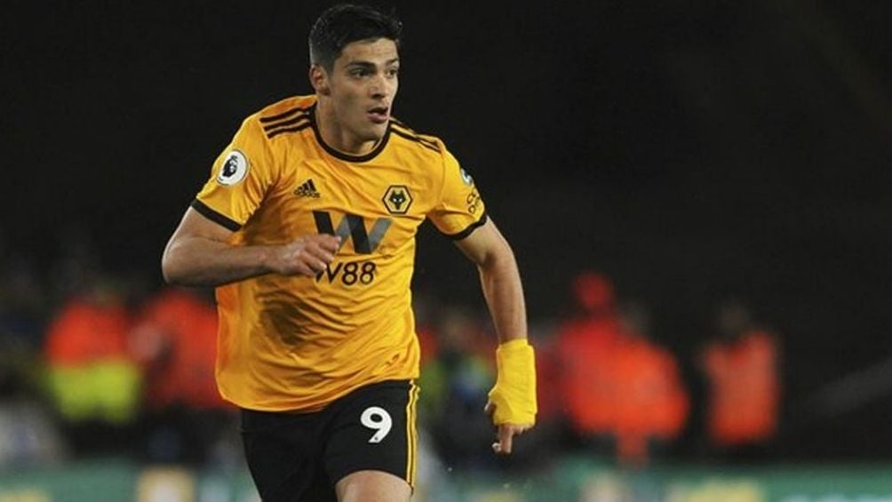 Raúl Jiménez en el juego de Wolverhampton 