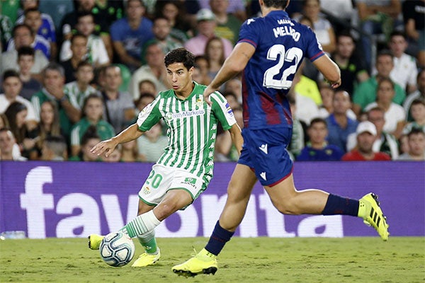 El volante mexicano durante un partido en España