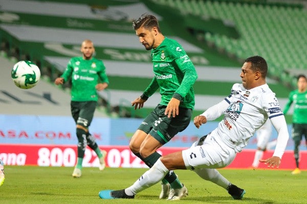 Josecarlos Van Rankin durante partido de Santos contra Pachuca en el Torneo Apertura Guard1anes 2020 de la Liga BBVA MX