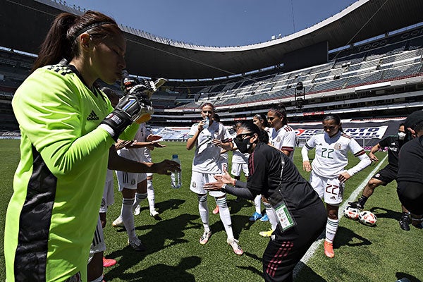 La estratega en un charla con el Tri Femenil