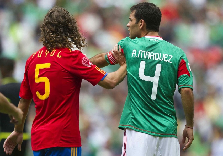 Rafael Márquez y Puyol en un partido entre México y España