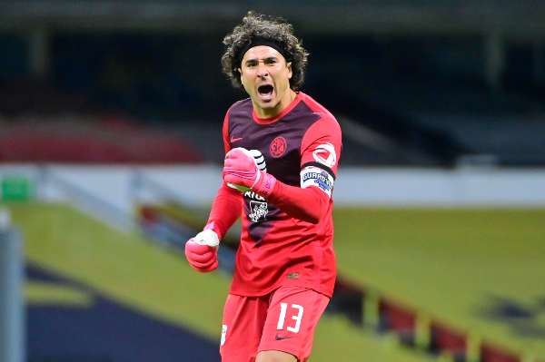 Guillermo Ochoa en festejo con América