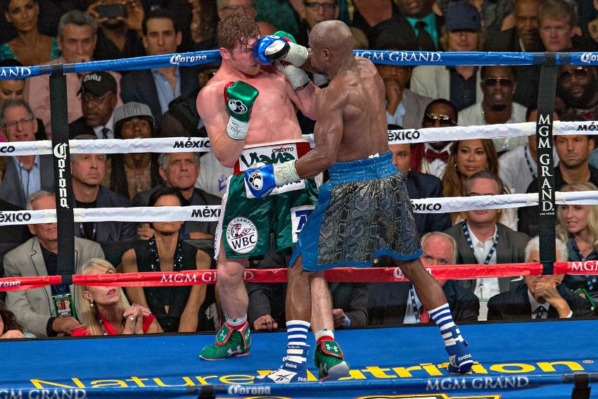 Floyd Mayweather y Canelo Álvarez durante una pelea