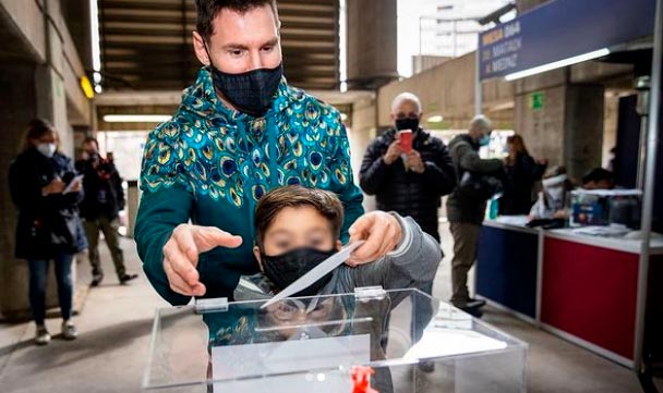 El argentino mete su voto a las urnas