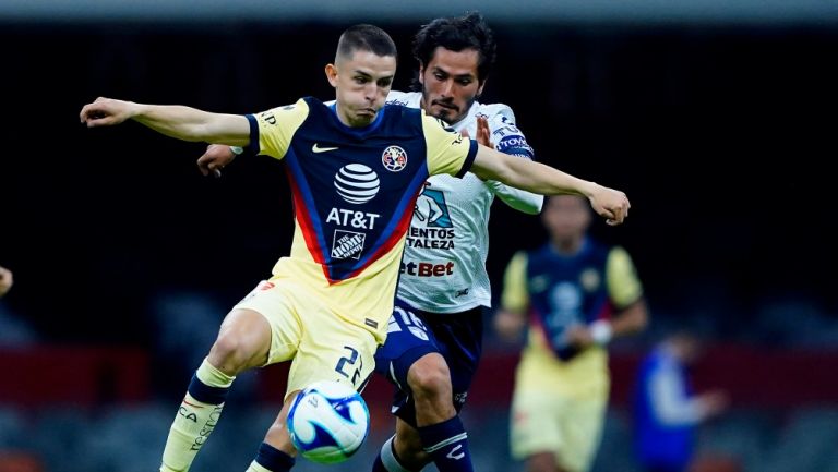 Fidalgo protege el balón en el juego contra los Tuzos