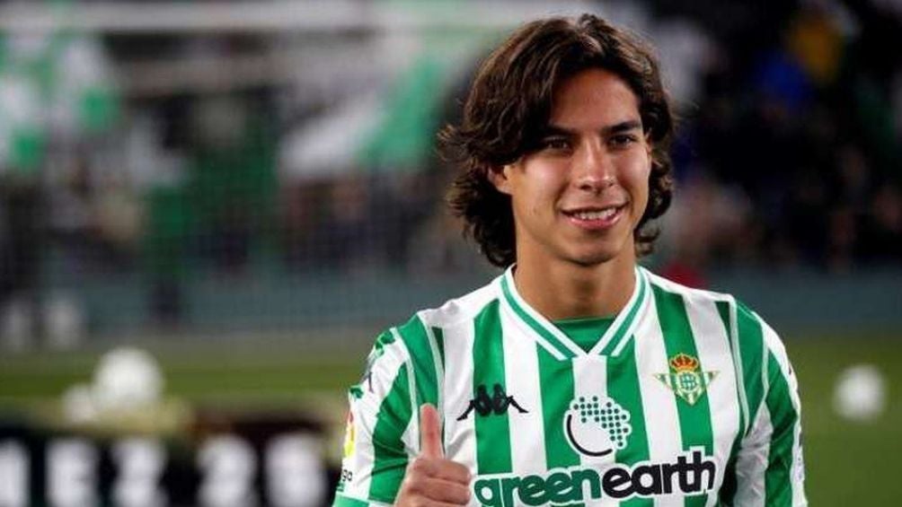 Diego Lainez en un partido con el Betis