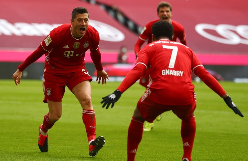 Lewandowski y Gnabry festejando un gol a favor del Bayern