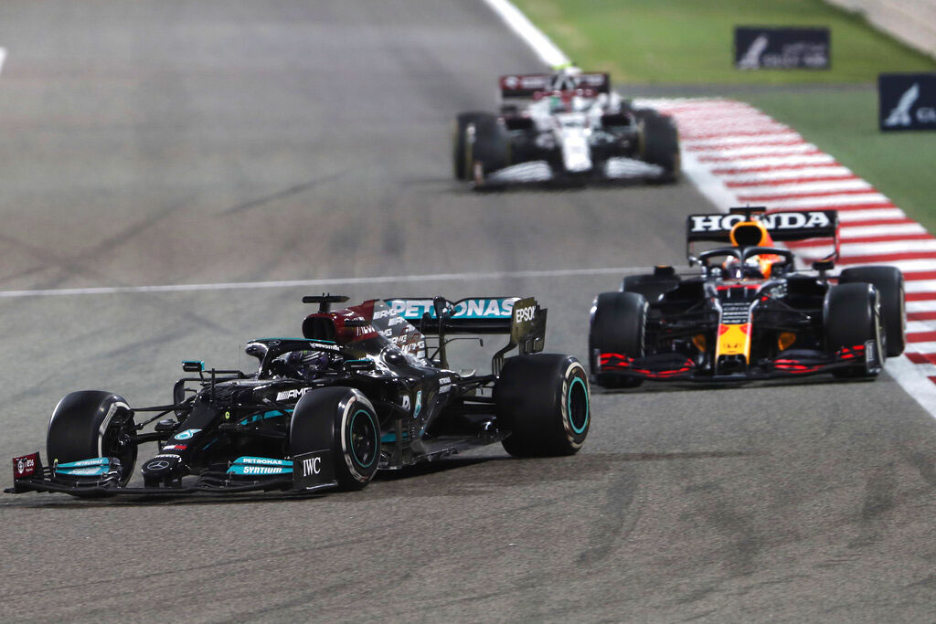 Hamilton y Verstappen en su duelo