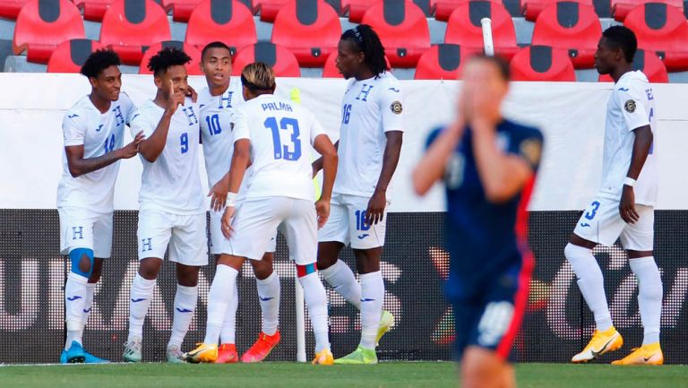 Jugadores de Honduras Sub 23 festejan un gol ante Estados Unidos