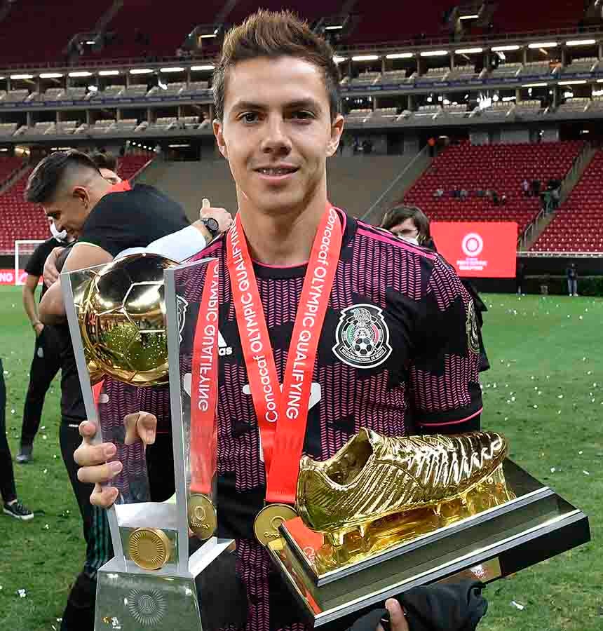 El americanista con su distinción y el trofeo del Preolímpico