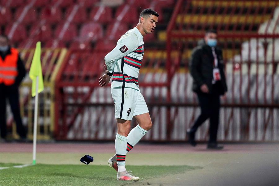 El lusitano arroja el brazalete de capitán al suelo