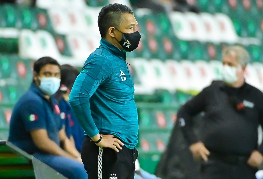 Nacho Ambriz dirigiendo un partido del León