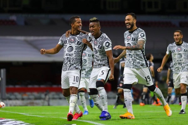 Giovani Dos Santos celebra su gol contra Necaxa