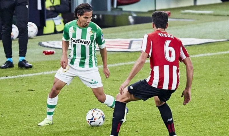 Lainez en juego con el Betis