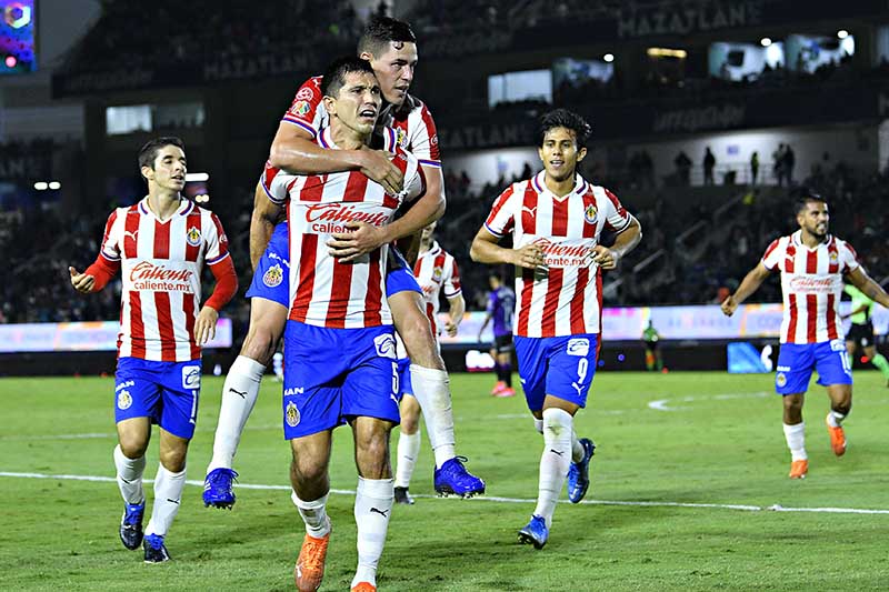 Lalo Torres celebra con Jesús Molina un gol de Chivas 