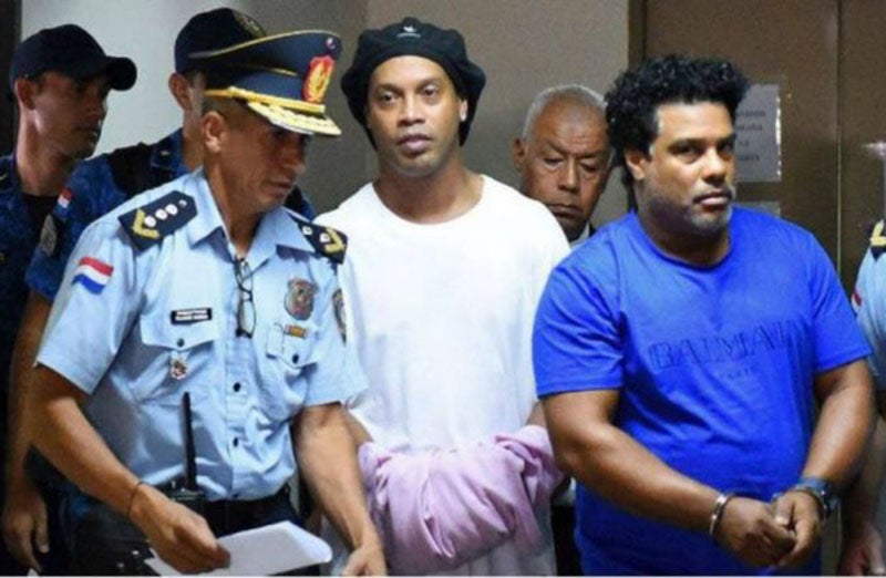 Dinho al ser arrestado en Paraguay