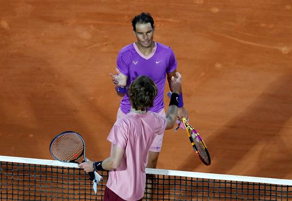 Rafael Nadal y Andrey Rublev se dan la mano al final del encuentro