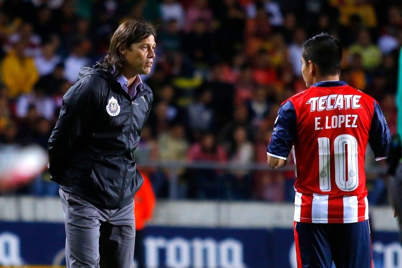 Almeyda y Chofis en un partido de las Chivas