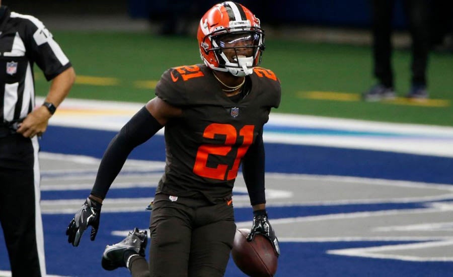 Denzel Ward en juego con Cleveland