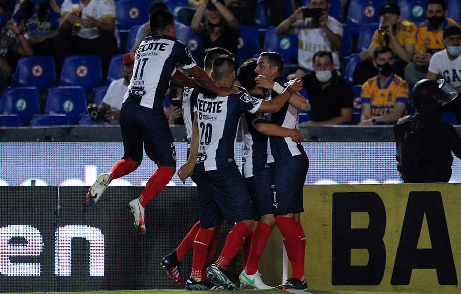 Jugadores de Monterrey festejan gol de Alfonso González