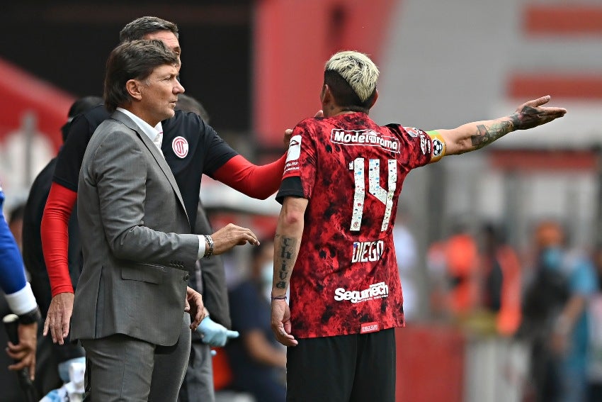 Cristante y Sambueza durante un partido del Toluca