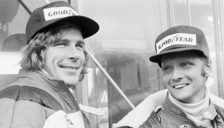 Lauda (derecha) con su archirrival James Hunt