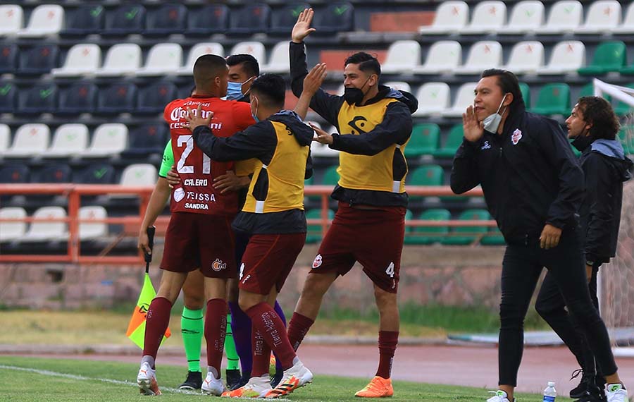 José Calero celebra el gol de Mineros con sus compañeros