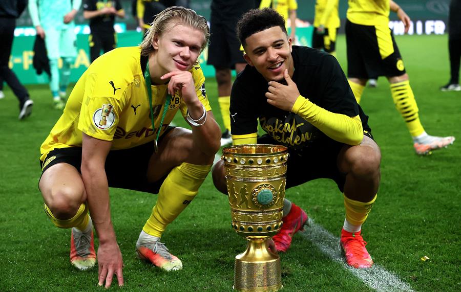 Haaland celebrando junto a Jadon Sancho